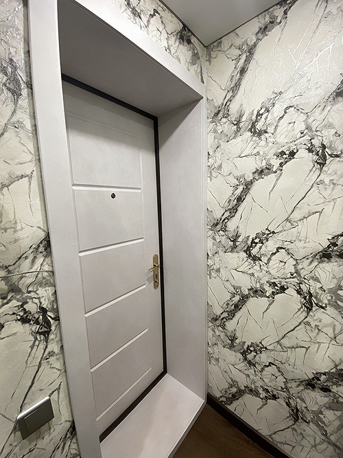 Белая дверь с доборами Белая дверь с доборами