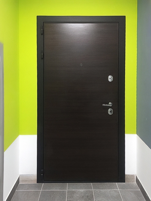 Темно-коричневая дверь для квартиры Темно-коричневая дверь для квартиры