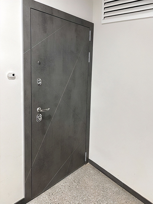 Дверь с панелью под камень Дверь с панелью под камень