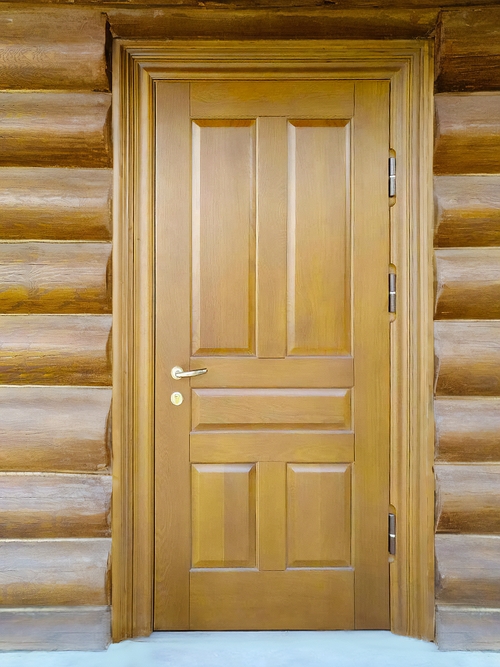 Дверь в деревянном доме Дверь в деревянном доме