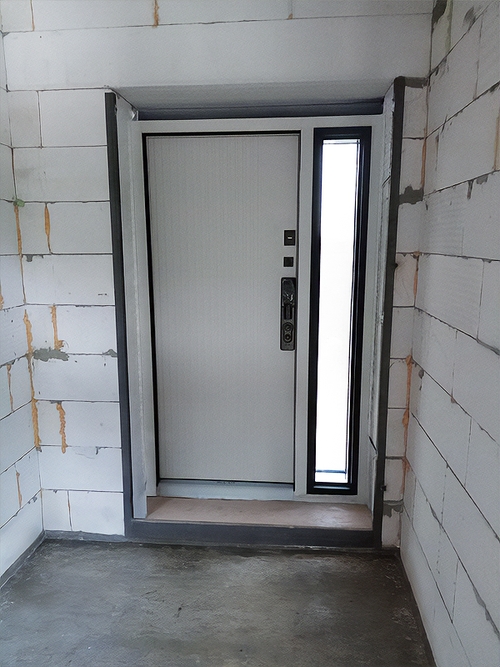 Дверь с бугельной ручкой и smart-замком Дверь с бугельной ручкой и smart-замком