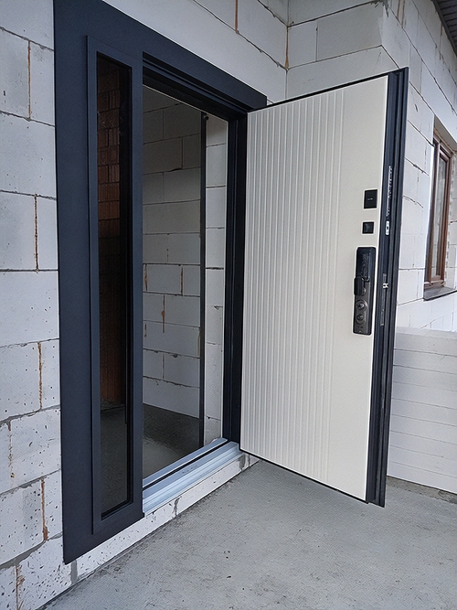 Дверь с бугельной ручкой и smart-замком Дверь с бугельной ручкой и smart-замком