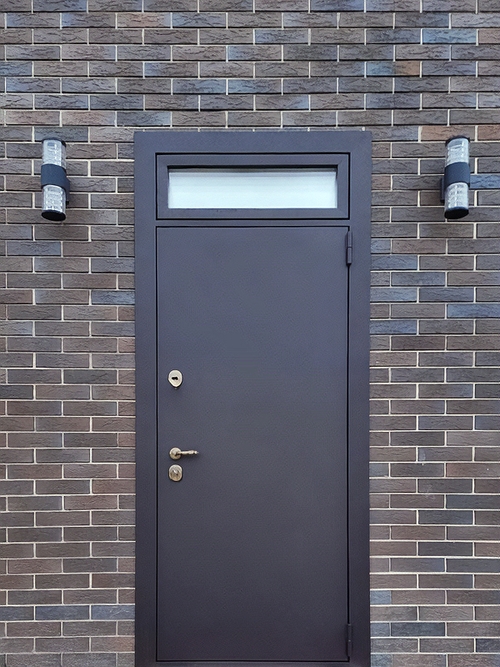 С остекленной фрамугой С остекленной фрамугой