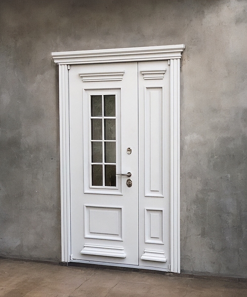 Белая дверь с металлобагетом Белая дверь с металлобагетом