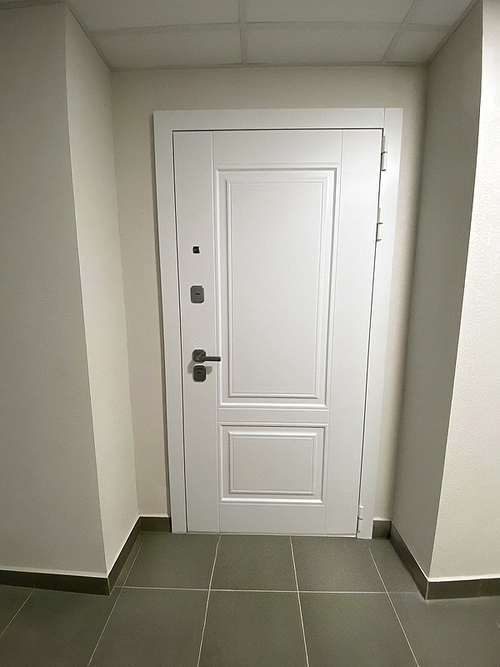 Дверь белого цвета Дверь белого цвета