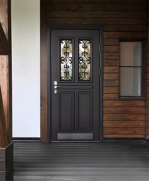 Дверь с двумя стеклами и ковкой Дверь с двумя стеклами и ковкой