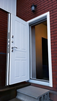 Белая порошковая дверь с отбойником Белая порошковая дверь с отбойником