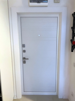Дверь белого цвета Дверь белого цвета