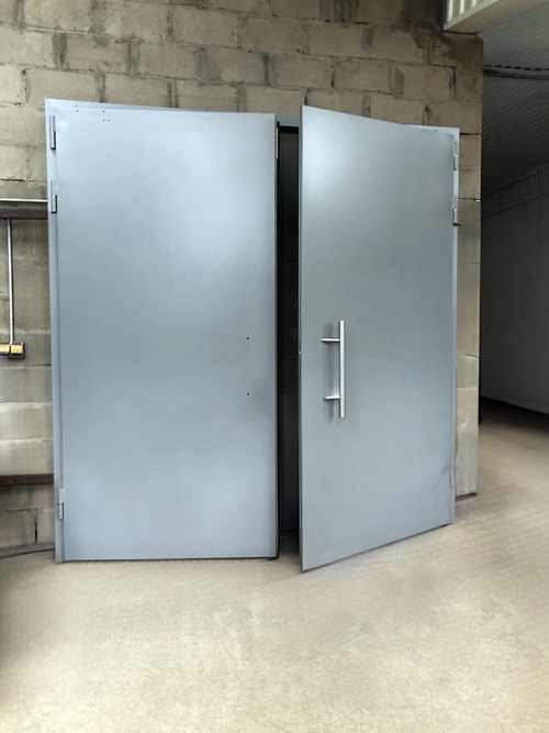 Стальные ворота с ручками-скобами Стальные ворота с ручками-скобами